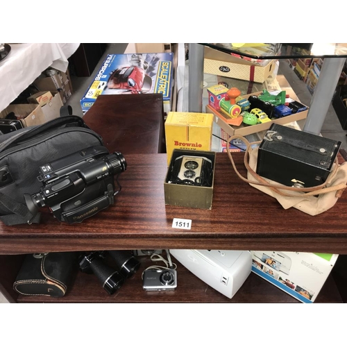 1511 - 2 box Brownie camera's, 35mm film camera's & modern digital camera's plus a digital video camera, 2 ... 