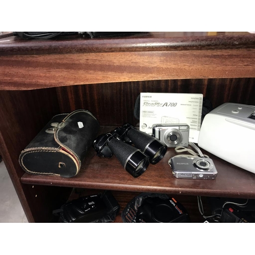 1511 - 2 box Brownie camera's, 35mm film camera's & modern digital camera's plus a digital video camera, 2 ... 