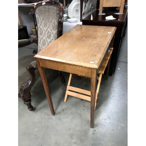 1530 - An Edwardian oak veneered side table on tapered legs (Top A/F)