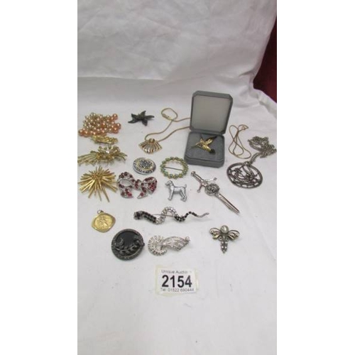 2154 - 15 vintage brooches including kingfisher, snake, sword etc., and two pendants.