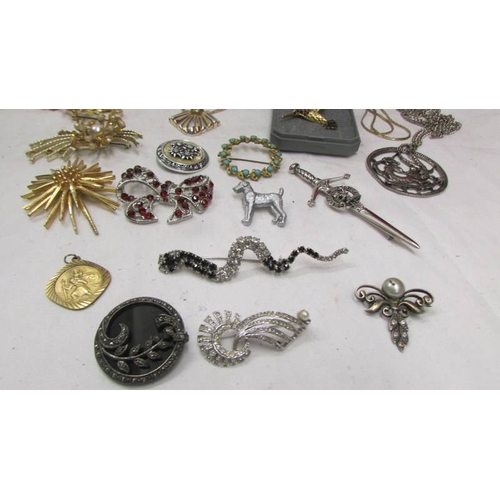 2154 - 15 vintage brooches including kingfisher, snake, sword etc., and two pendants.