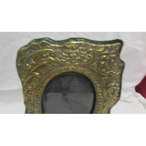 2184 - A Victorian photograph frame.