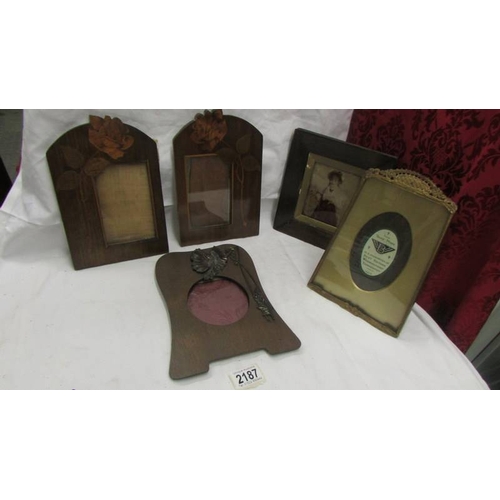 2187 - Five vintage photograph frames, 2 inlaid with flowers, all a/f.