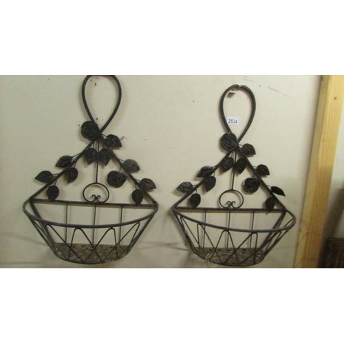 2534 - Three wrought iron garden baskets and 2 wall hanging baskets. (collect only)