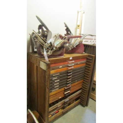 2535 - Two antique printing presses and a large chest of type. (collect only)