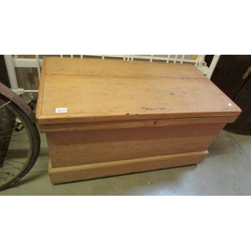 2537 - A pine blanket box. (collect only)