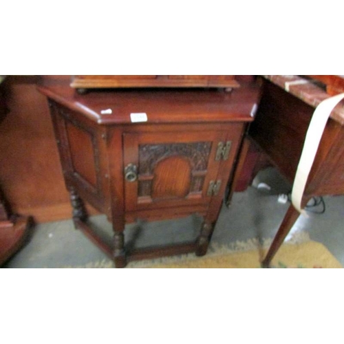 2546 - A good quality oak cabinet. (collect only)