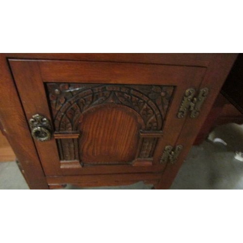 2546 - A good quality oak cabinet. (collect only)