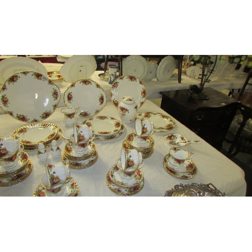 2562 - Approximately 90 pieces of Royal Albert Old Country Roses tea and dinner ware (Four side plates have... 