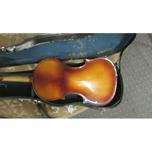 2570 - An old violin in hard case.