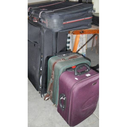 90 - A quantity of suitcases. (collect only)