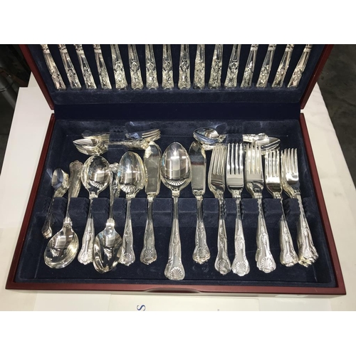 2591 - A Viner's silver plated 100 piece 8 person canteen of cutlery, (marks to case lid otherwise in excel... 