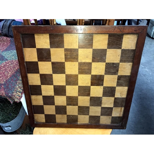 499 - A British Chess Co. Stroud, Gloucester Royal No: 3 chess board & quantity of wooden items . (collect... 