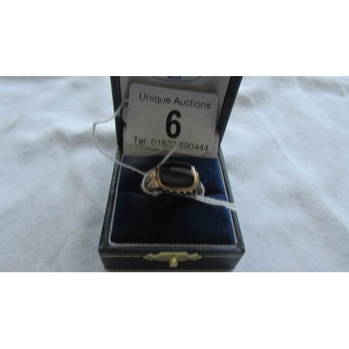 6 - A 9ct gold and onyx Gent's ring, size U.