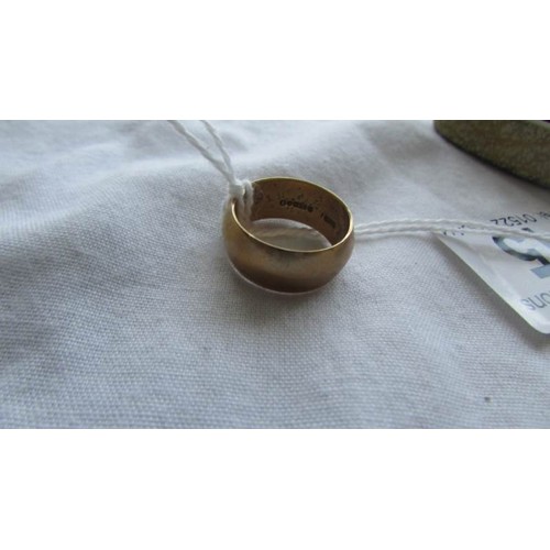 15 - A 9ct gold wedding ring, size K. 4.9 grams.