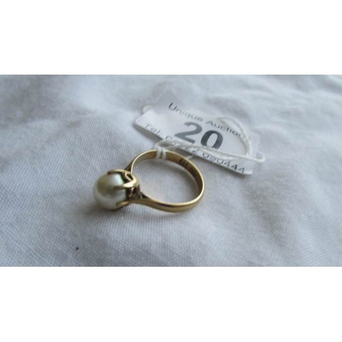 20 - A 14k gold ring set single pearl, size N.