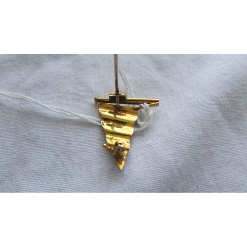 40 - A 9ct gold Enamel pennant brooch marked Cowes.