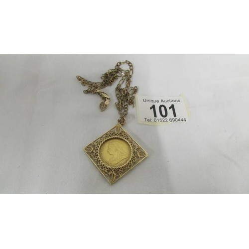 101 - A 1900 Sovereign mounted in a pendant, total weight20 grams.