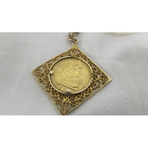 101 - A 1900 Sovereign mounted in a pendant, total weight20 grams.