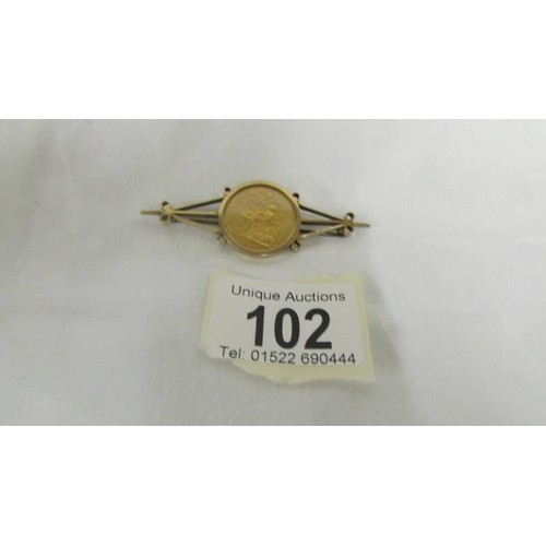 102 - A 1918 Sovereign set in a brooch, total  weight 14.7 gram.