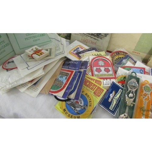 226 - A good selection of tourist souvenir cloth patch badge and a quantity of cigarette card albums.