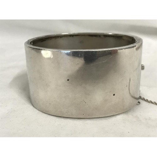 105 - A decorative silver bangle, 37.9 grams.