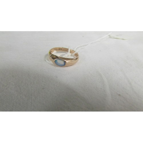 1004 - A hall marked 9ct gold oval cabochon rose gold ring, size M.