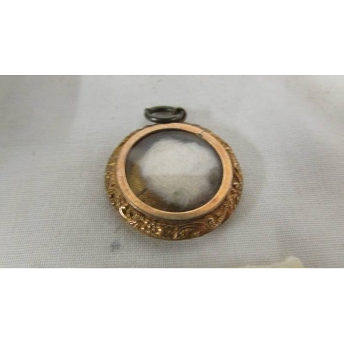 1027 - A 9ct gold locket, 3.7 grams.