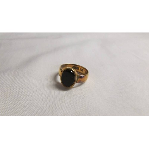 1039 - A 9ct gold ring set onyx, size K, 3.6 grams.