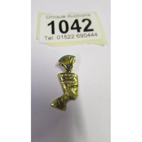 1042 - An Egyptian Nefertiti pendant (tests as possibly 24 k gold) 2.8 grams.