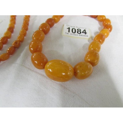 1084 - A long amber necklace.