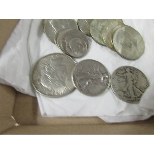 1099 - A mixed lot of USA coins including a 1922 silver dollar, 2 1944 silver half dollars, 9 x 1960's half... 