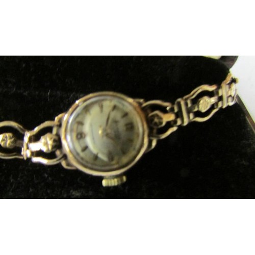 1116 - An Accurist ladies gold wrist watch.