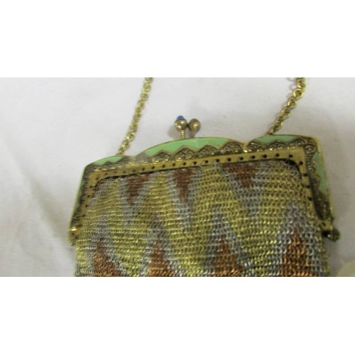 1138 - A circa 1920's chain purse.