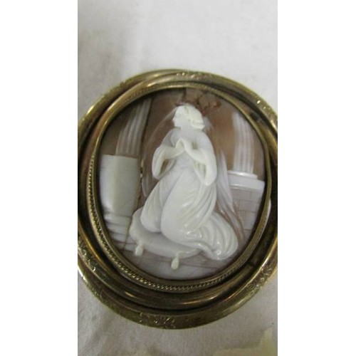 1139 - A Victorian cameo/mourning brooch with female at prayer.