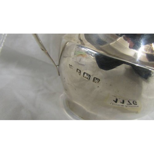 1176 - A silver cream jug, 115 grams.