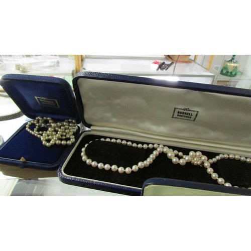 1219 - A small vintage vanity case containing various pearls with gold and silver clasps and assorted old j... 