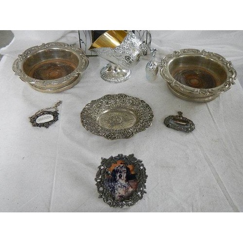 517 - A mixed lot of plated ware including a pair of salvers.