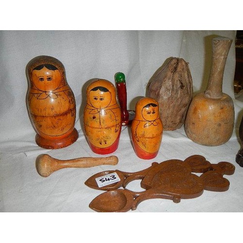 543 - A mixed lot of wooden items including large nut and pair of loving spoons.