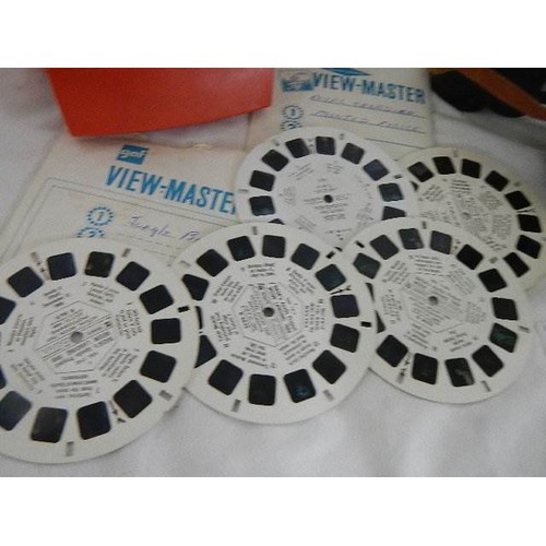 553 - An old viewmaster with 8 discs, a Canon camera and Boot's binoculars.