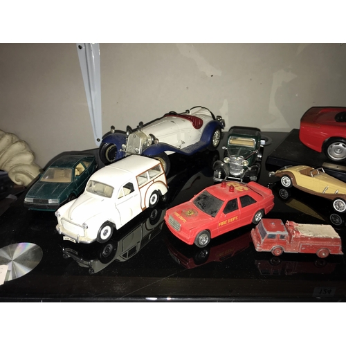 128 - A quantity of die cast model cars & quantity of books mainly on cars (2 shelves)