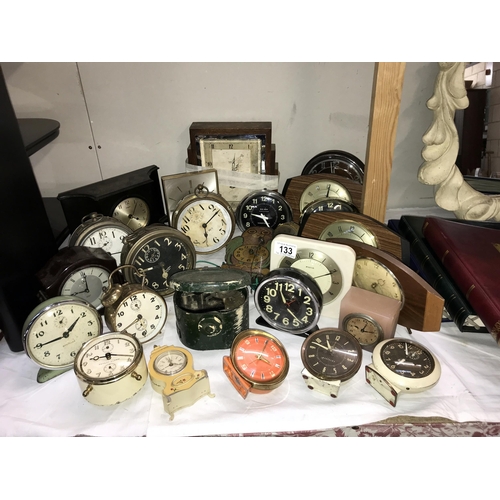 133 - A large lot of alarm & mantle clocks (including some for spares & repairs)