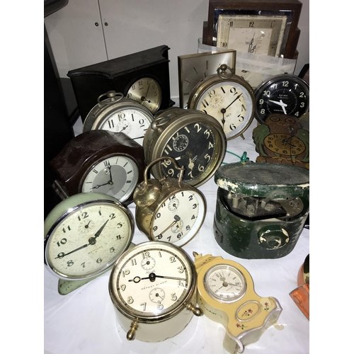 133 - A large lot of alarm & mantle clocks (including some for spares & repairs)