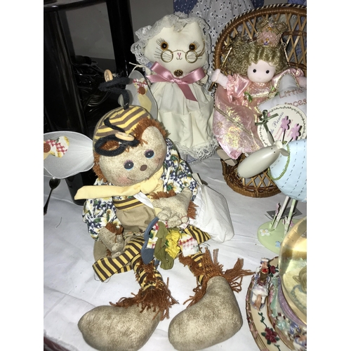 140 - A selection of collectors doll's