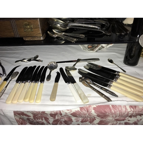 141 - A good lot of cutlery, boxed & unboxed including Kings pattern & an empty wooden cutlery case