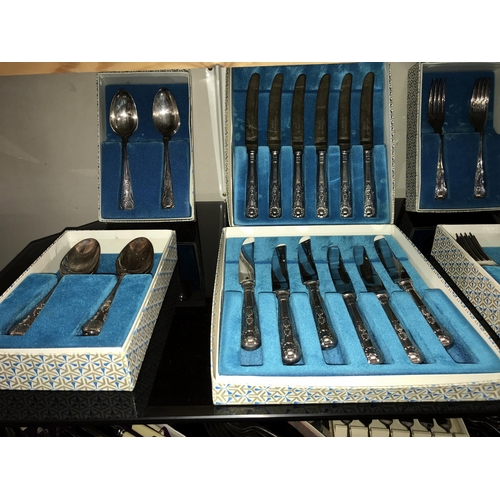 141 - A good lot of cutlery, boxed & unboxed including Kings pattern & an empty wooden cutlery case