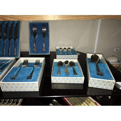 141 - A good lot of cutlery, boxed & unboxed including Kings pattern & an empty wooden cutlery case