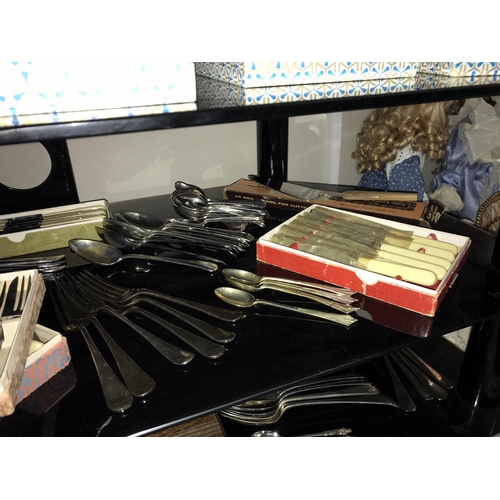 141 - A good lot of cutlery, boxed & unboxed including Kings pattern & an empty wooden cutlery case