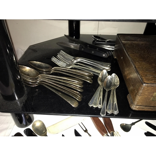 141 - A good lot of cutlery, boxed & unboxed including Kings pattern & an empty wooden cutlery case