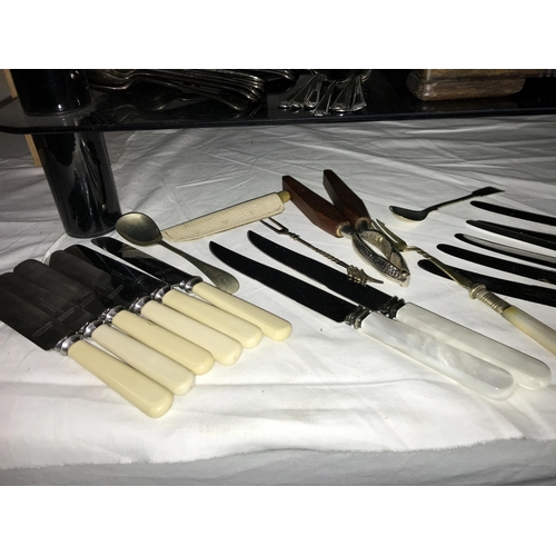 141 - A good lot of cutlery, boxed & unboxed including Kings pattern & an empty wooden cutlery case